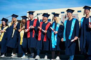 giovane laureati studenti gruppo foto