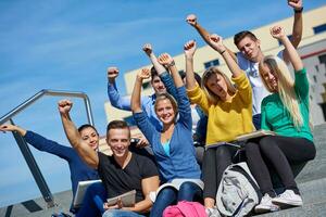 studenti al di fuori seduta su passaggi foto