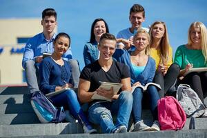 studenti al di fuori seduta su passaggi foto