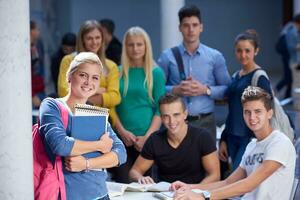 studenti gruppo studia foto