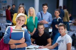 studenti gruppo studia foto