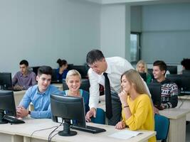 studenti con insegnante nel computer laboratorio classe foto