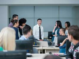 studenti con insegnante nel computer laboratorio classe foto