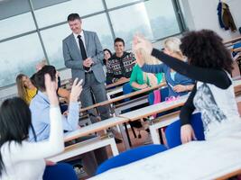 studenti con insegnante nel computer laboratorio classe foto