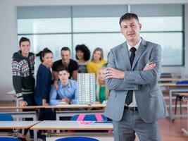 studenti con insegnante nel computer laboratorio classe foto