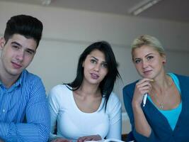 studenti gruppo studia foto