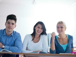 studenti gruppo studia foto