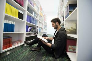 alunno studia nel scuola biblioteca foto