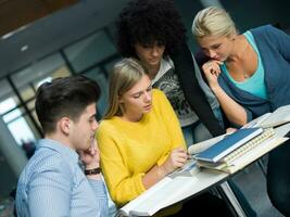 studenti gruppo studia foto