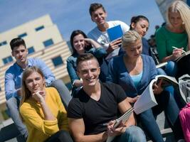 studenti al di fuori seduta su passaggi foto