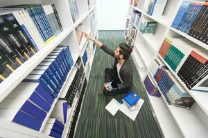 alunno studia nel scuola biblioteca foto