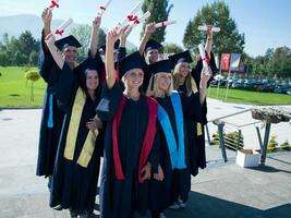 giovane laureati studenti gruppo foto