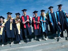 giovane laureati studenti gruppo foto