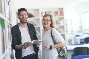 studenti coppia nel scuola biblioteca foto