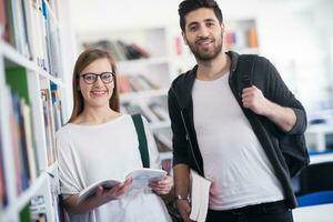 studenti coppia nel scuola biblioteca foto