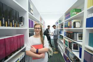 studenti gruppo nel scuola biblioteca foto