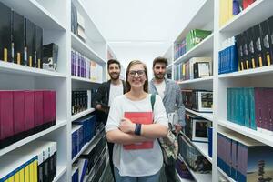 studenti gruppo nel scuola biblioteca foto