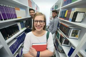 studenti gruppo nel scuola biblioteca foto