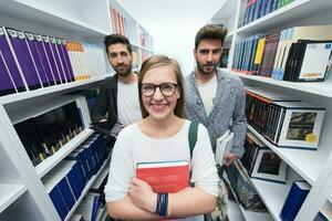 studenti gruppo nel scuola biblioteca foto