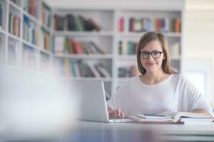 femmina alunno studia nel scuola biblioteca foto