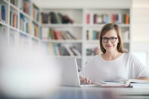 femmina alunno studia nel scuola biblioteca foto