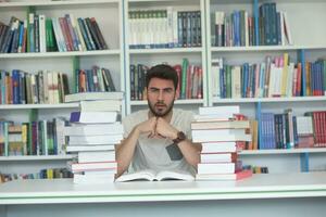 alunno studia nel scuola biblioteca foto