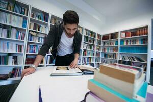 alunno studia nel scuola biblioteca foto