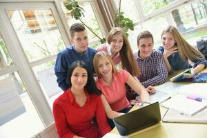 contento adolescenti gruppo nel scuola foto