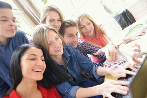 contento adolescenti gruppo nel scuola foto