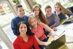 contento adolescenti gruppo nel scuola foto