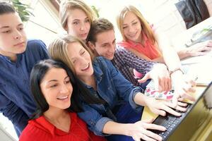 contento adolescenti gruppo nel scuola foto