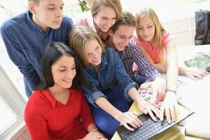 contento adolescenti gruppo nel scuola foto