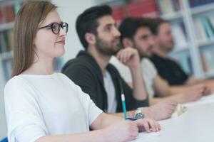 gruppo di studenti studia insieme nel aula foto