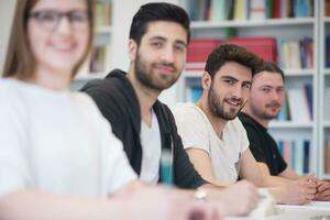 gruppo di studenti studia insieme nel aula foto