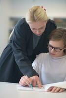 femmina insegnante porzione studenti su classe foto