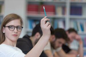 gruppo di studenti aumentare mani su foto