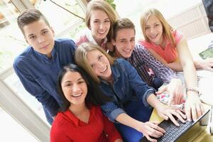 contento adolescenti gruppo nel scuola foto