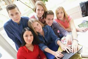 contento adolescenti gruppo nel scuola foto