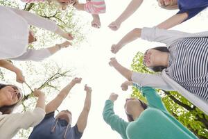 giovane amici soggiorno insieme all'aperto nel il parco foto