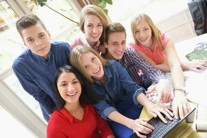 contento adolescenti gruppo nel scuola foto