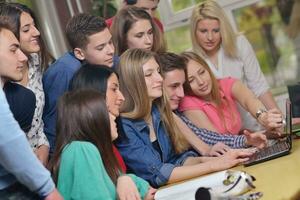 contento adolescenti gruppo nel scuola foto