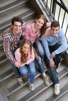 contento adolescenti gruppo nel scuola foto