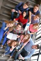 contento adolescenti gruppo nel scuola foto