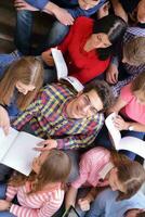 contento adolescenti gruppo nel scuola foto