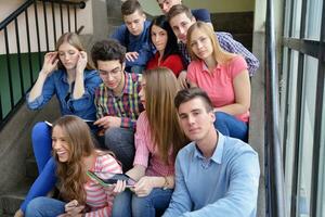 contento adolescenti gruppo nel scuola foto