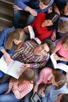 contento adolescenti gruppo nel scuola foto