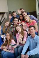 contento adolescenti gruppo nel scuola foto