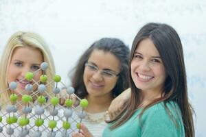 contento adolescenti gruppo nel scuola foto