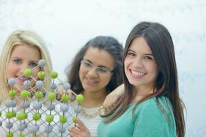 contento adolescenti gruppo nel scuola foto