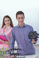 contento adolescenti gruppo nel scuola foto